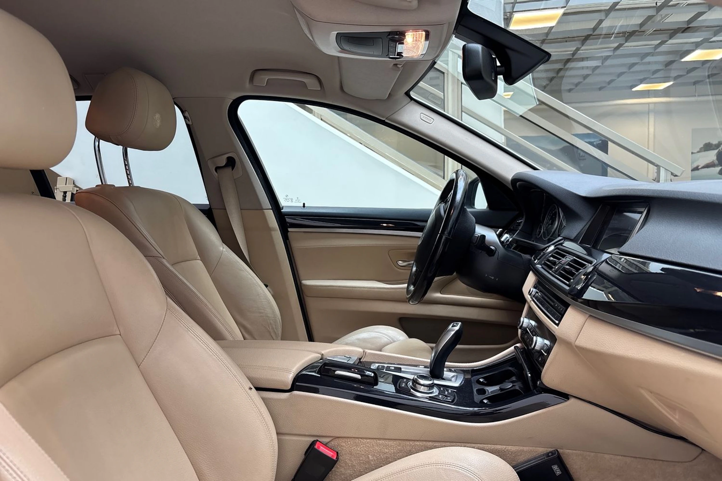 valkoinen BMW 520 2015 kuva 24.