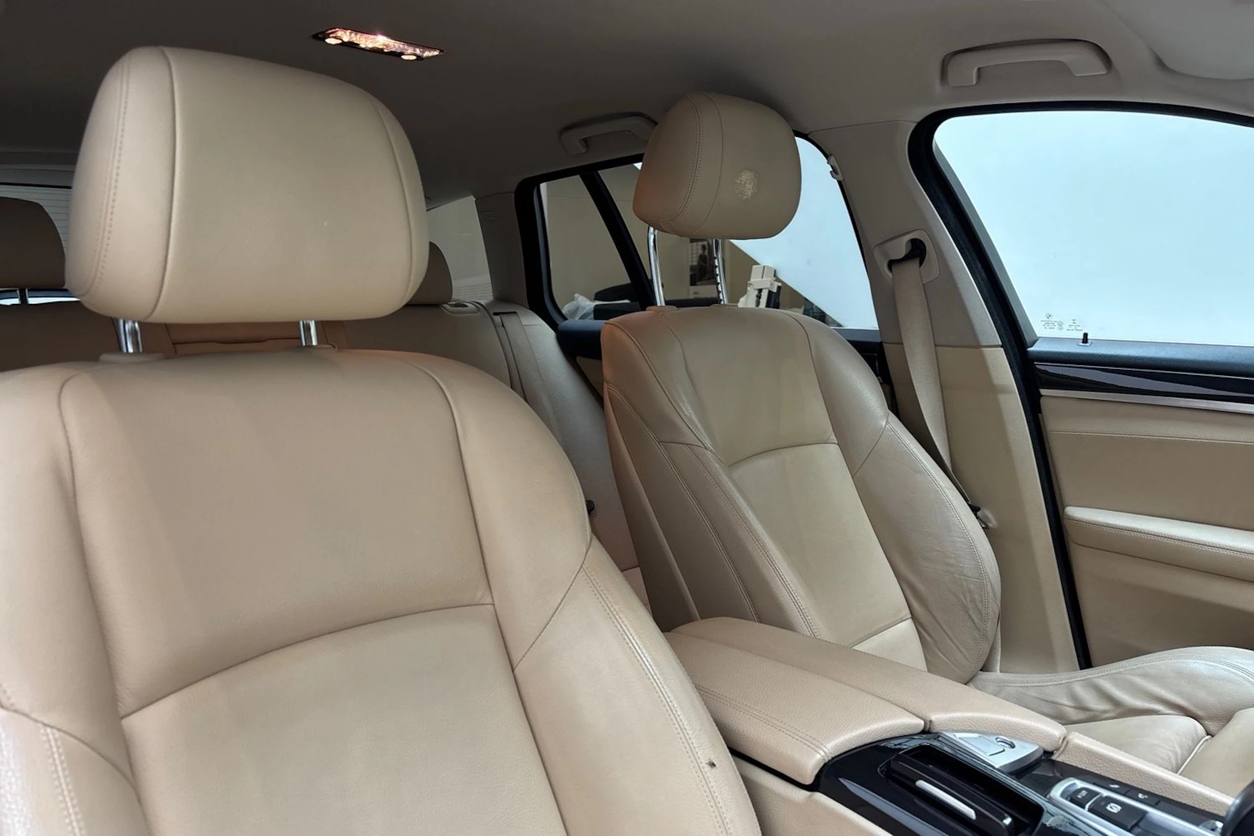 valkoinen BMW 520 2015 kuva 25.