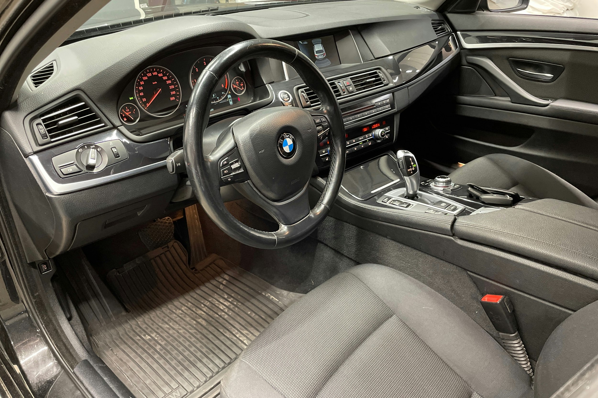 Musta BMW 520 2015 kuva 6.