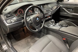 Musta BMW 520 2015 kuva 6.