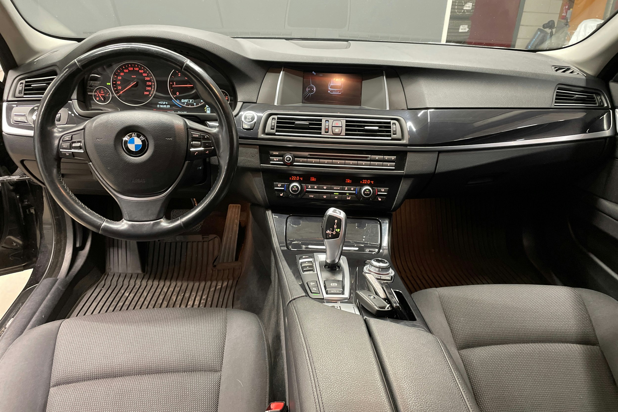 Musta BMW 520 2015 kuva 7.