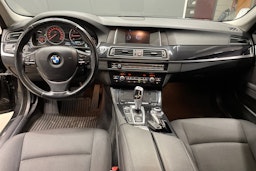 Musta BMW 520 2015 kuva 7.