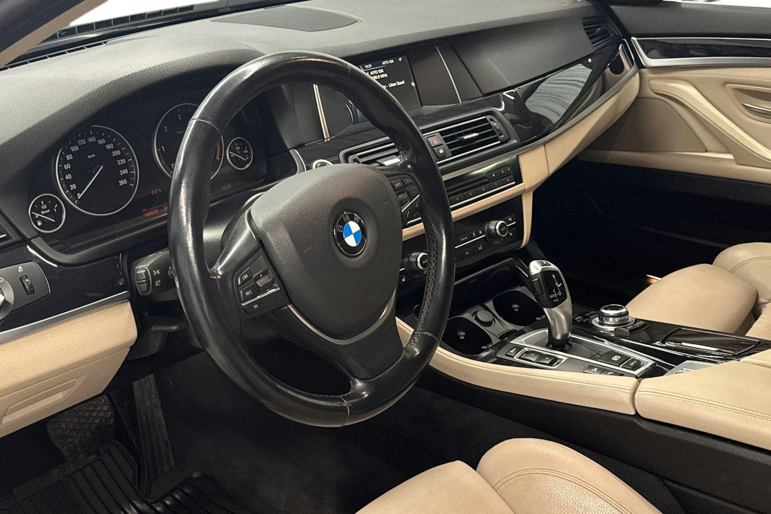 sininen BMW 520 2015 kuva 7.