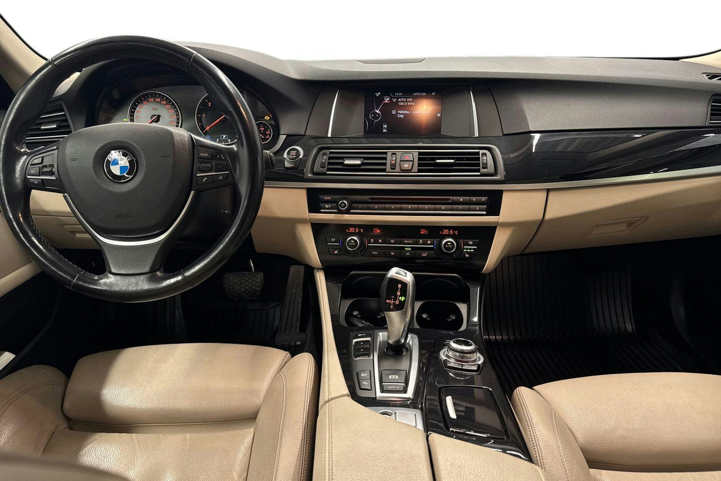 sininen BMW 520 2015 kuva 9.