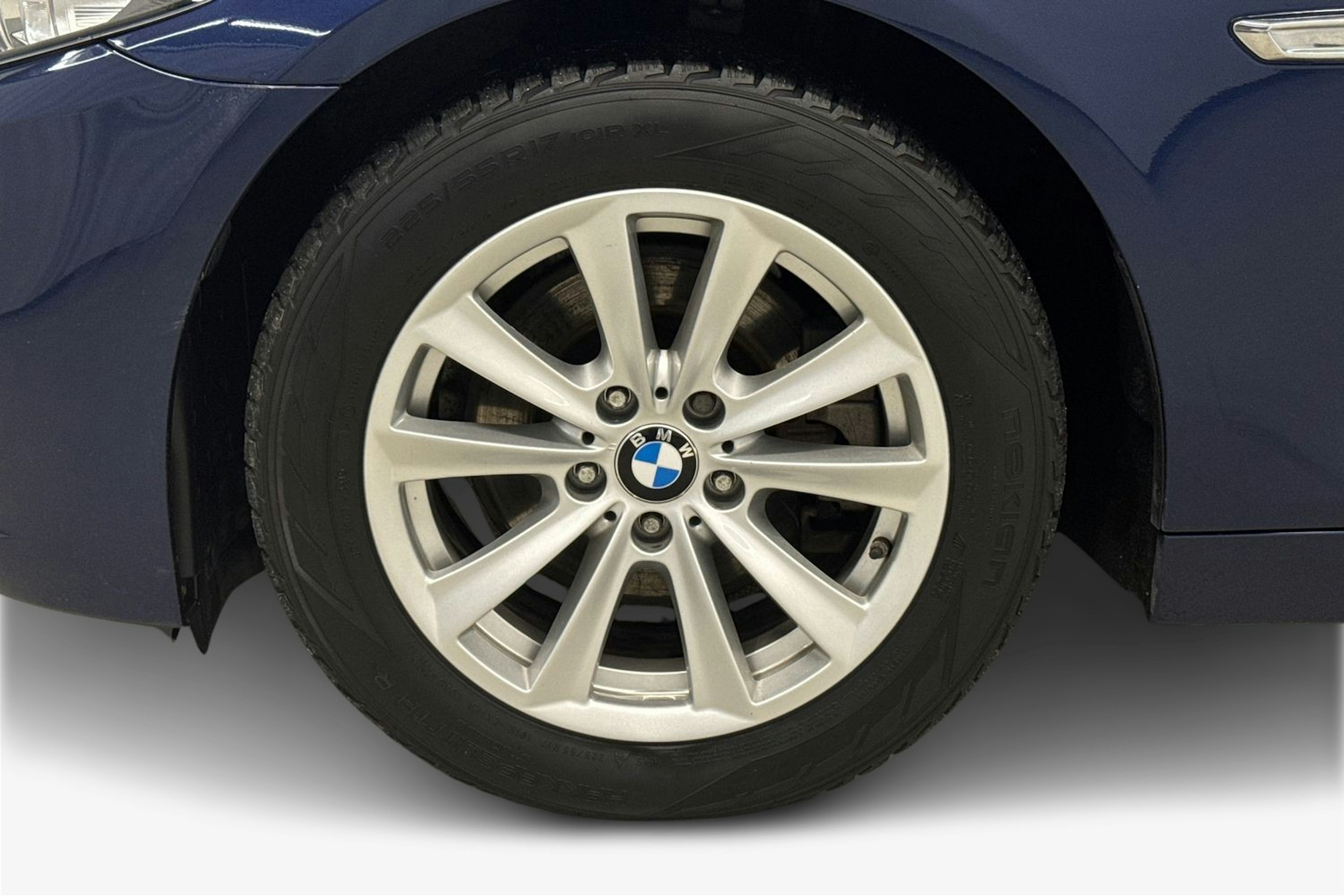 sininen BMW 520 2015 kuva 11.