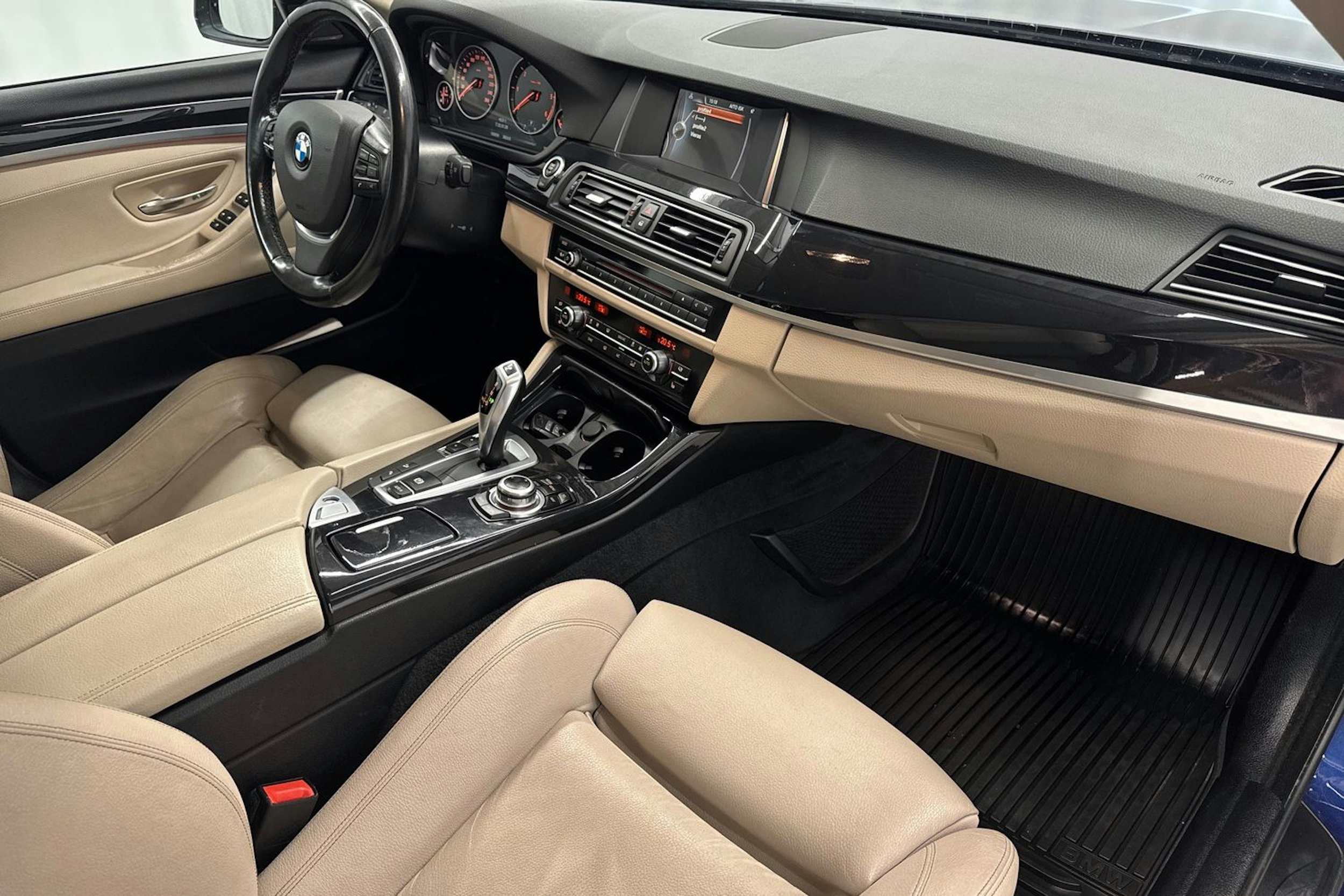 sininen BMW 520 2015 kuva 18.