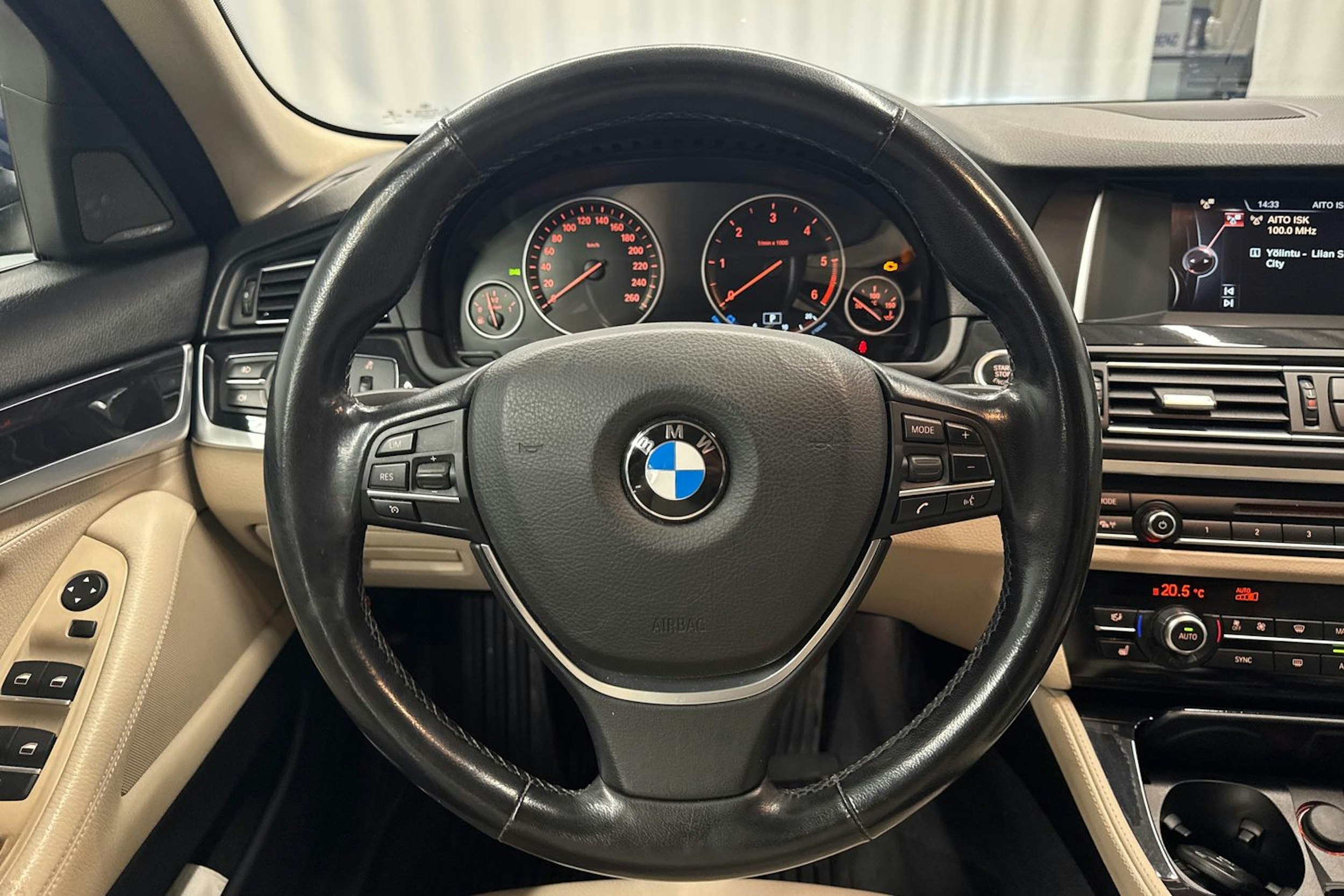 sininen BMW 520 2015 kuva 19.