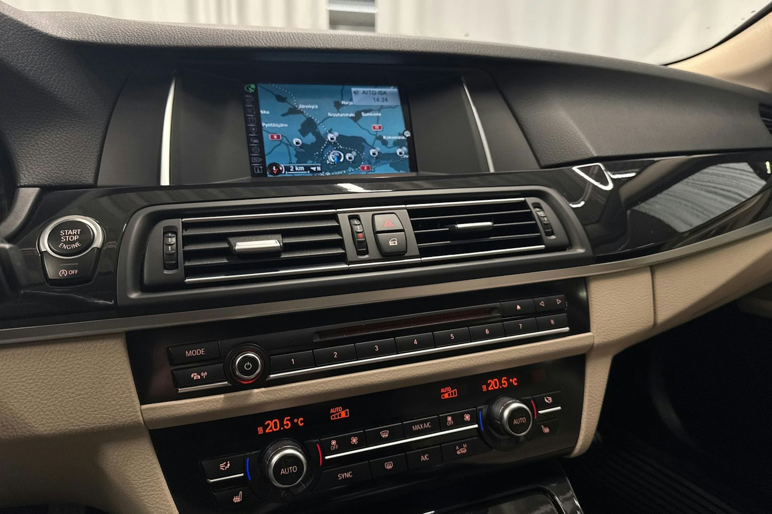 sininen BMW 520 2015 kuva 21.