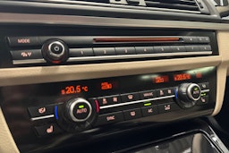 sininen BMW 520 2015 kuva 23.