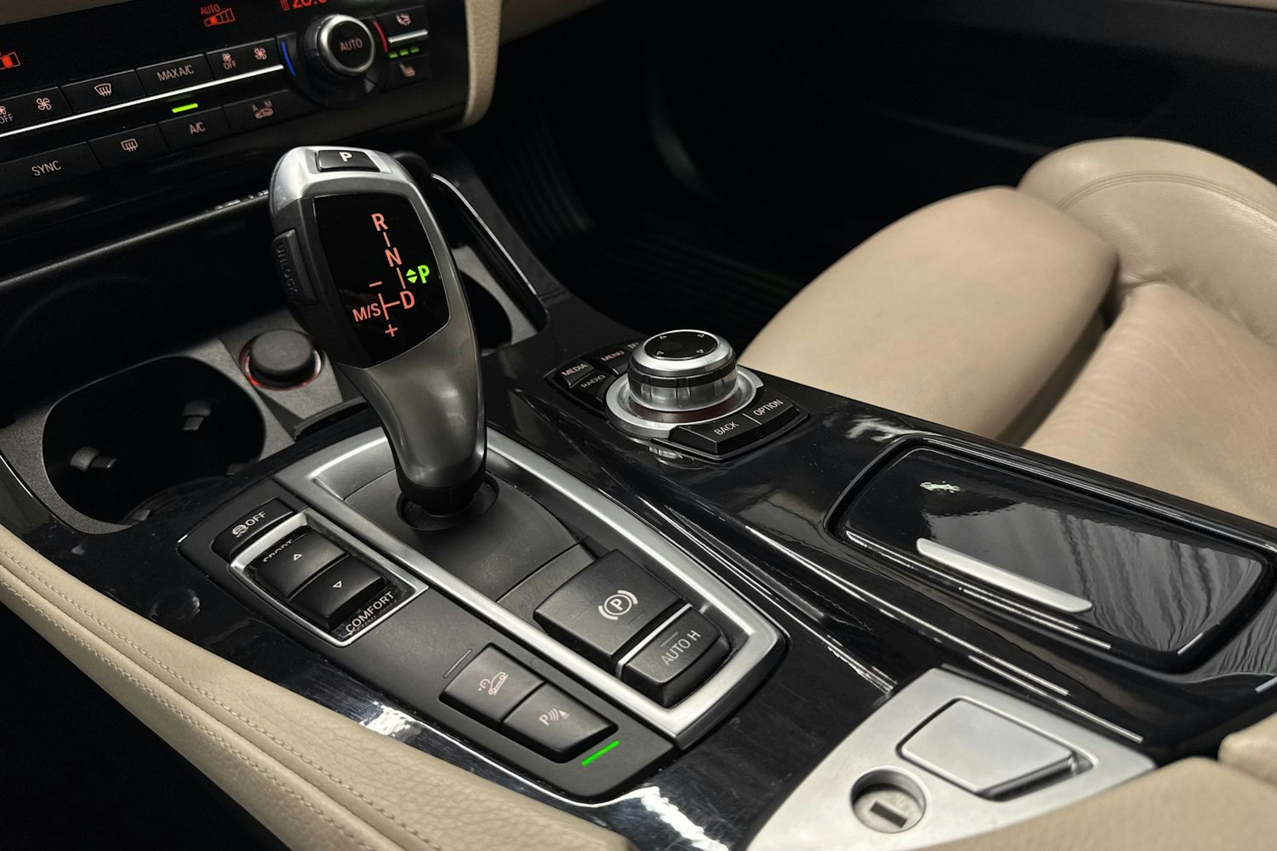 sininen BMW 520 2015 kuva 24.