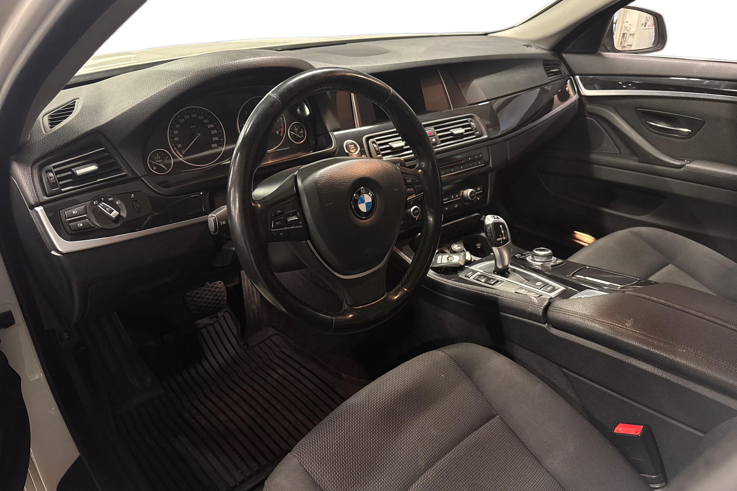 valkoinen BMW 520 2015 kuva 3.