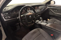 valkoinen BMW 520 2015 kuva 3.