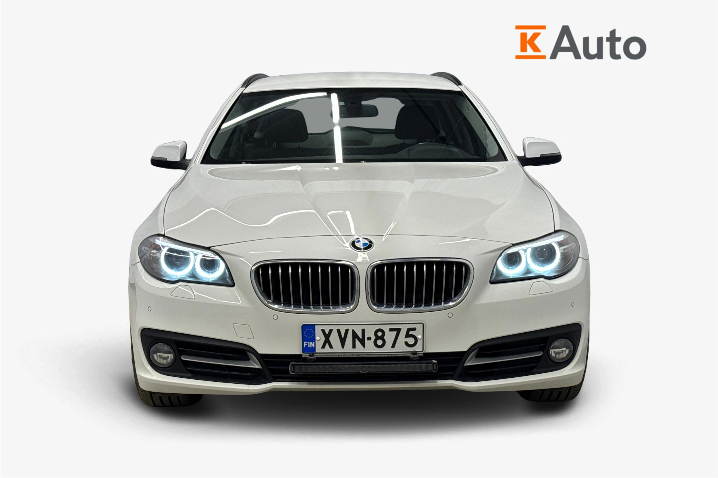 valkoinen BMW 520 2015 kuva 4.