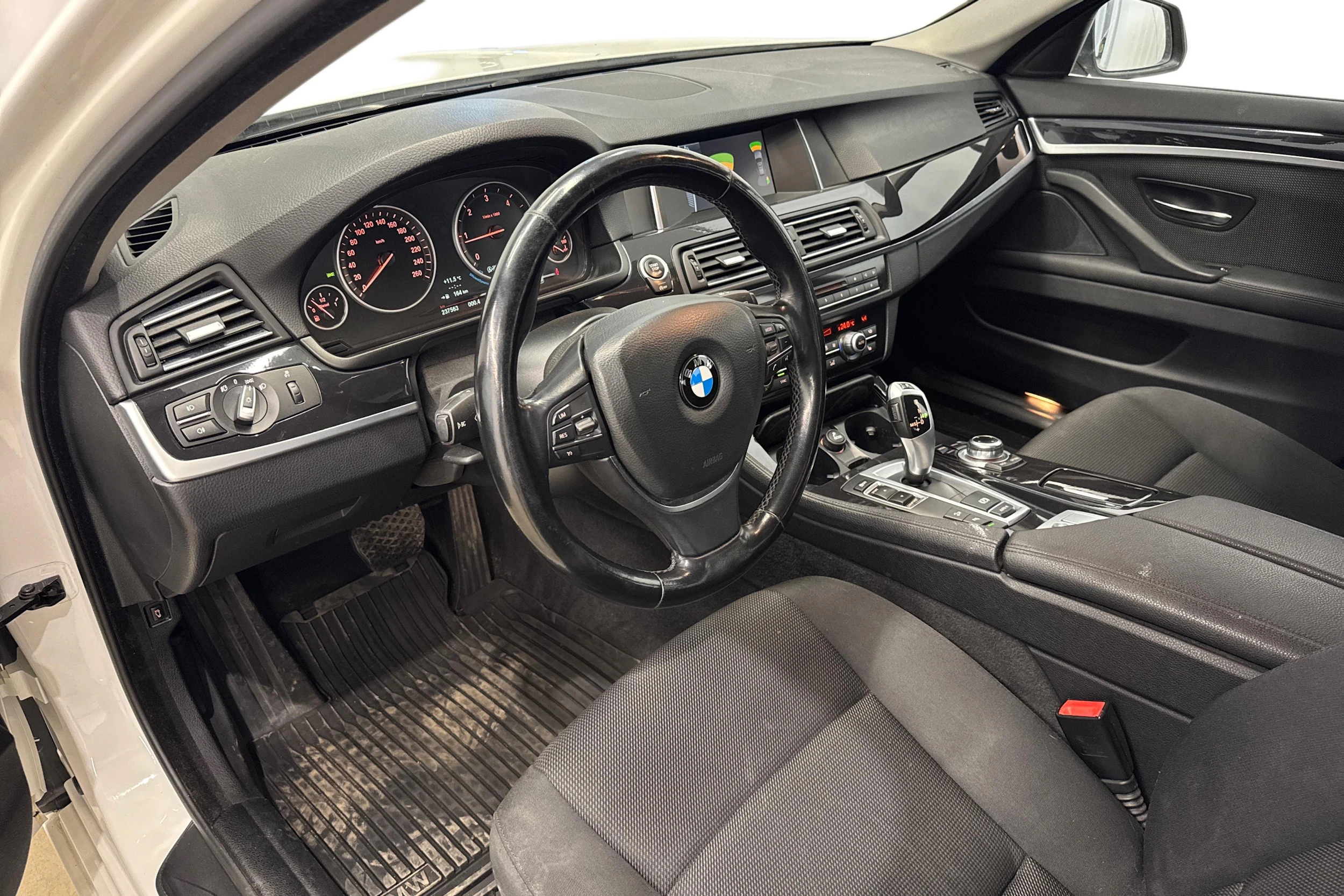 valkoinen BMW 520 2015 kuva 6.