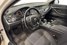 valkoinen BMW 520 2015 kuva 6.