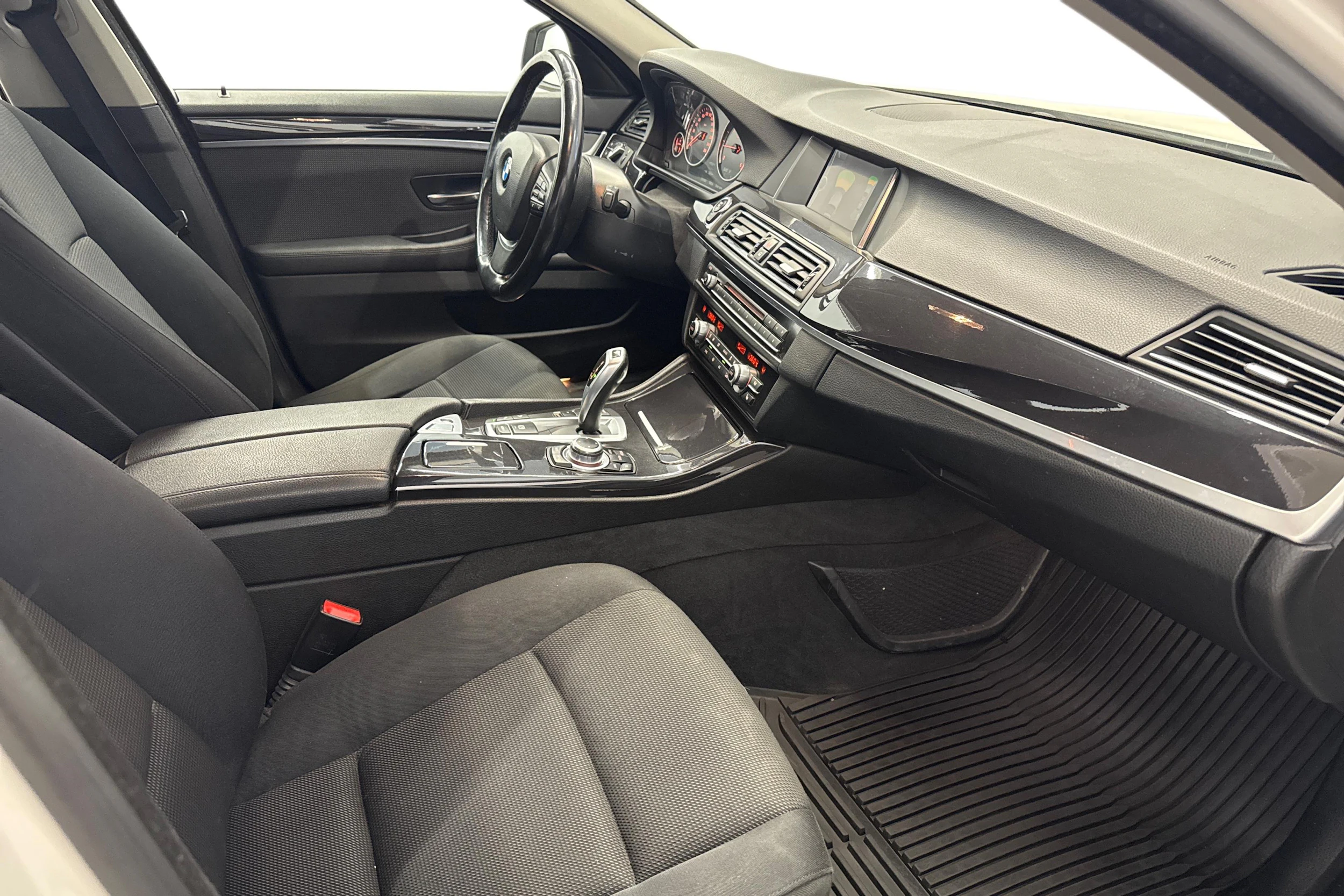 valkoinen BMW 520 2015 kuva 7.