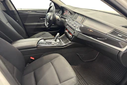 valkoinen BMW 520 2015 kuva 7.