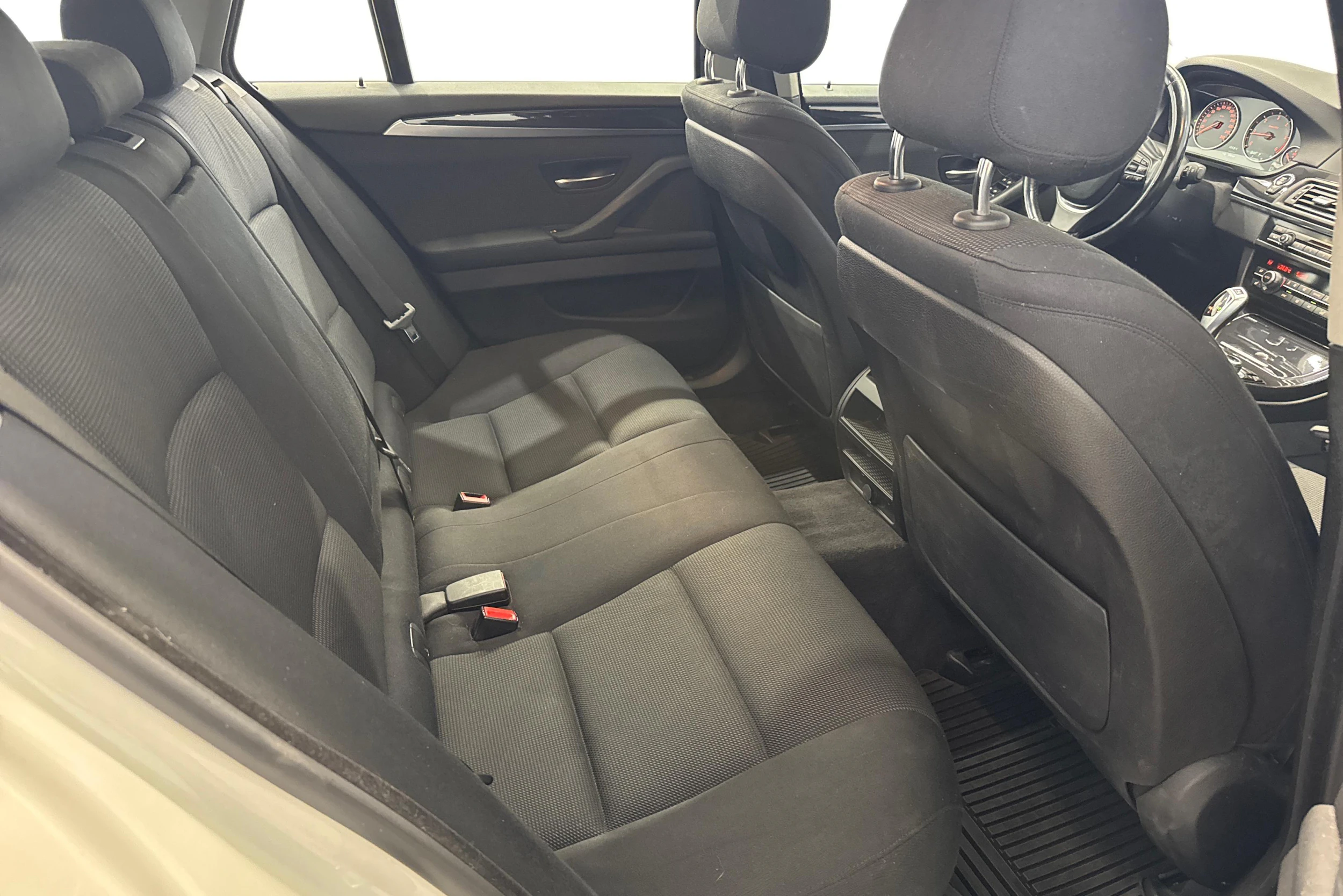 valkoinen BMW 520 2015 kuva 8.