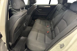 valkoinen BMW 520 2015 kuva 9.