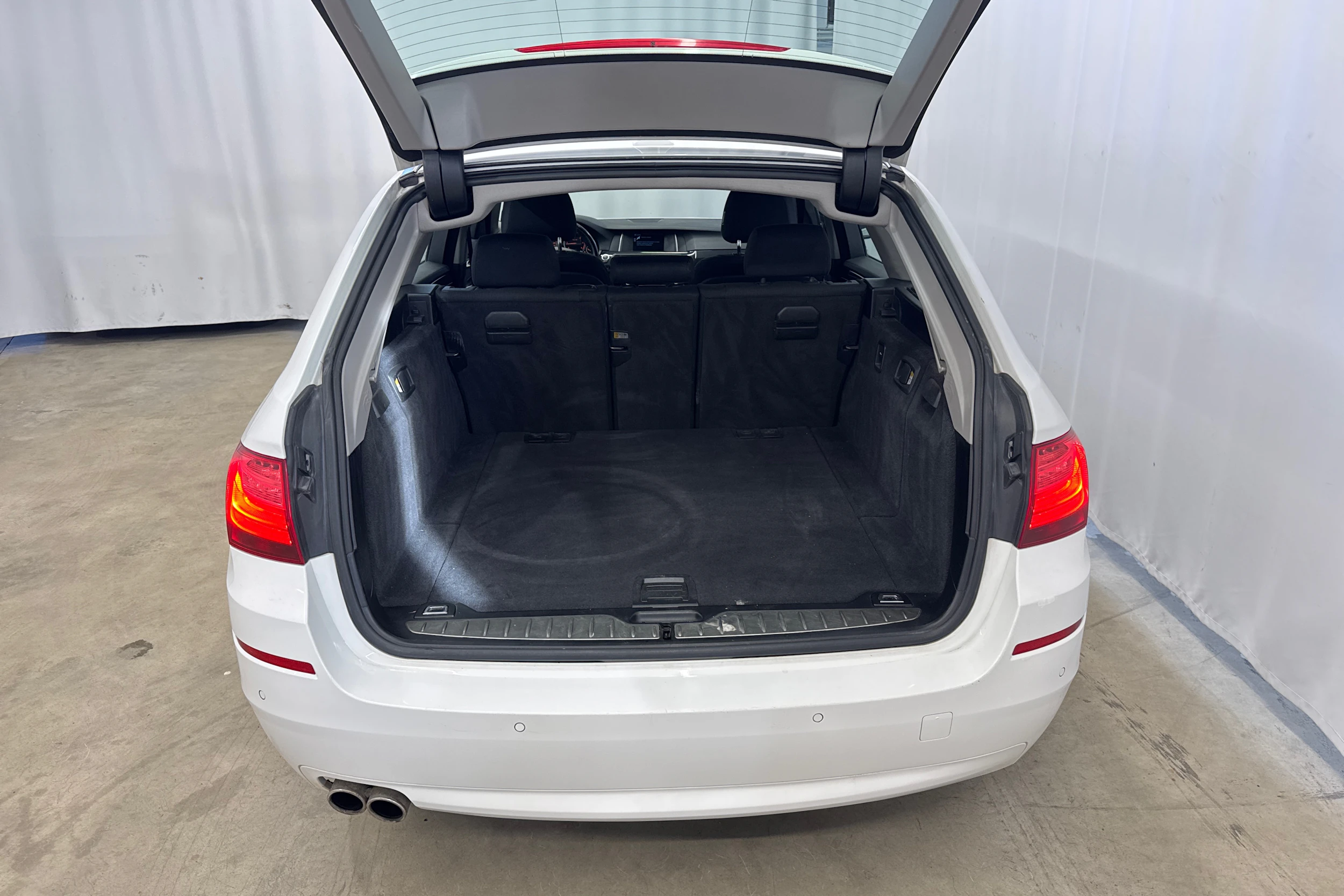 valkoinen BMW 520 2015 kuva 10.