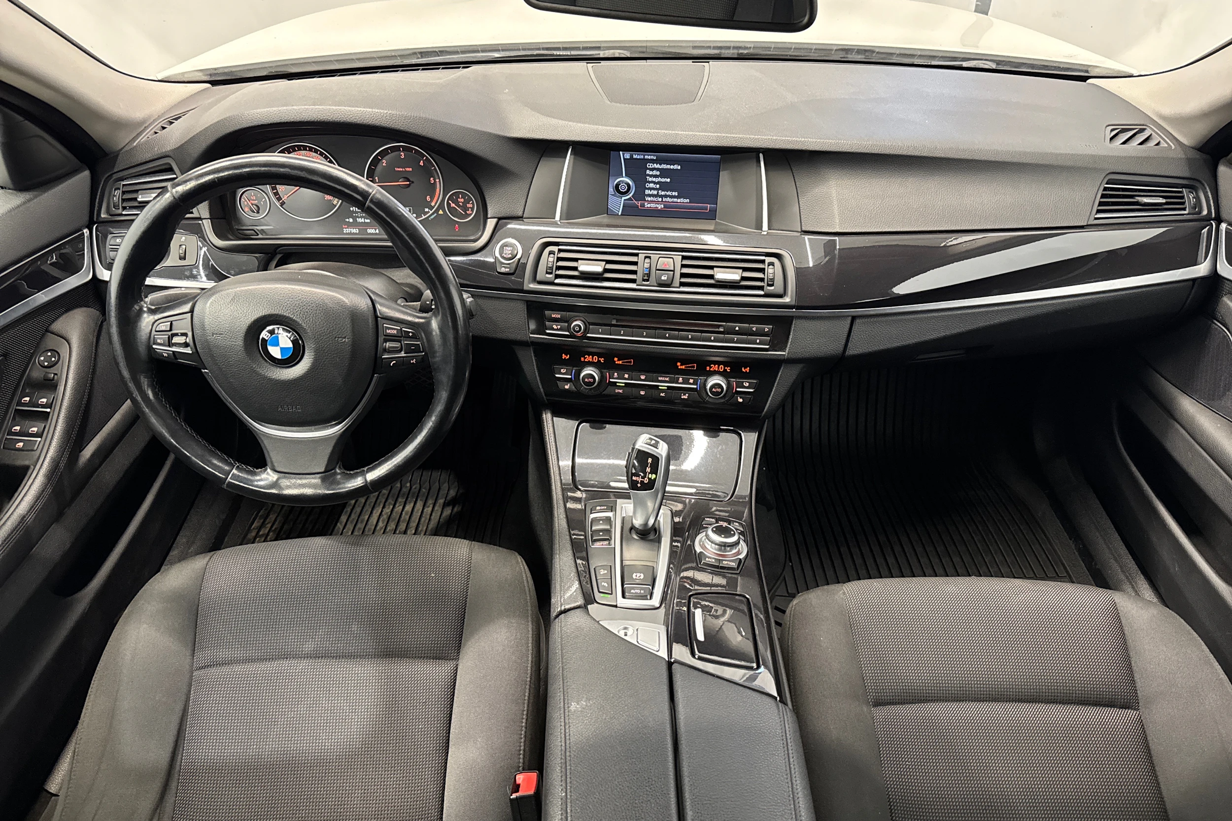 valkoinen BMW 520 2015 kuva 11.