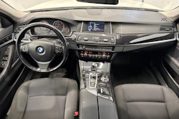 valkoinen BMW 520 2015 kuva 11.