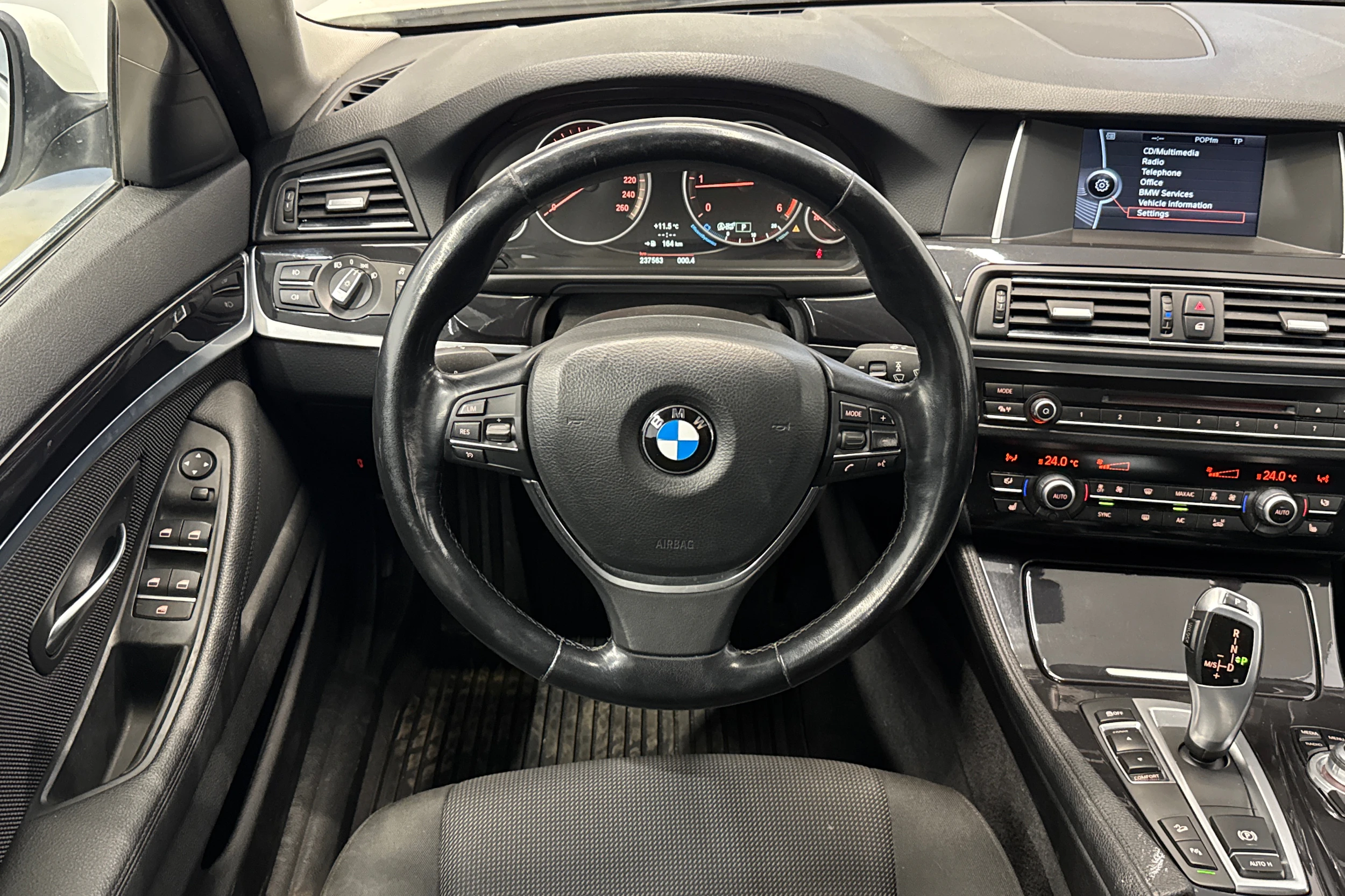 valkoinen BMW 520 2015 kuva 12.