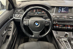 valkoinen BMW 520 2015 kuva 12.