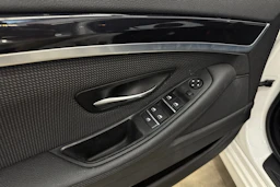 valkoinen BMW 520 2015 kuva 13.
