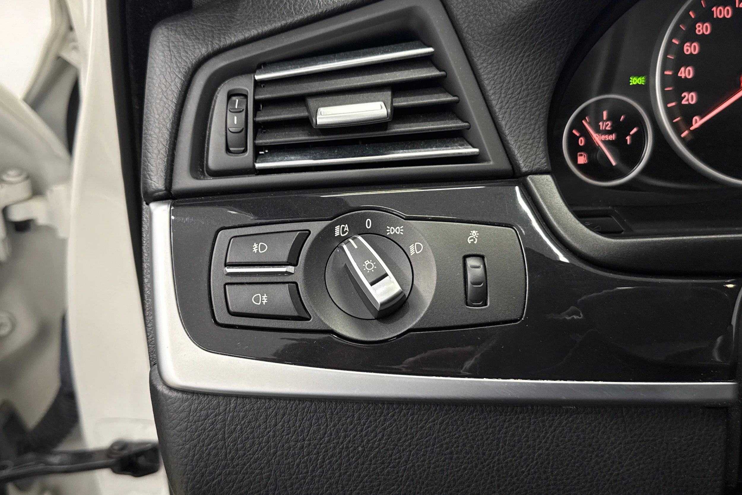 valkoinen BMW 520 2015 kuva 14.