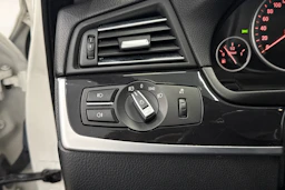 valkoinen BMW 520 2015 kuva 14.