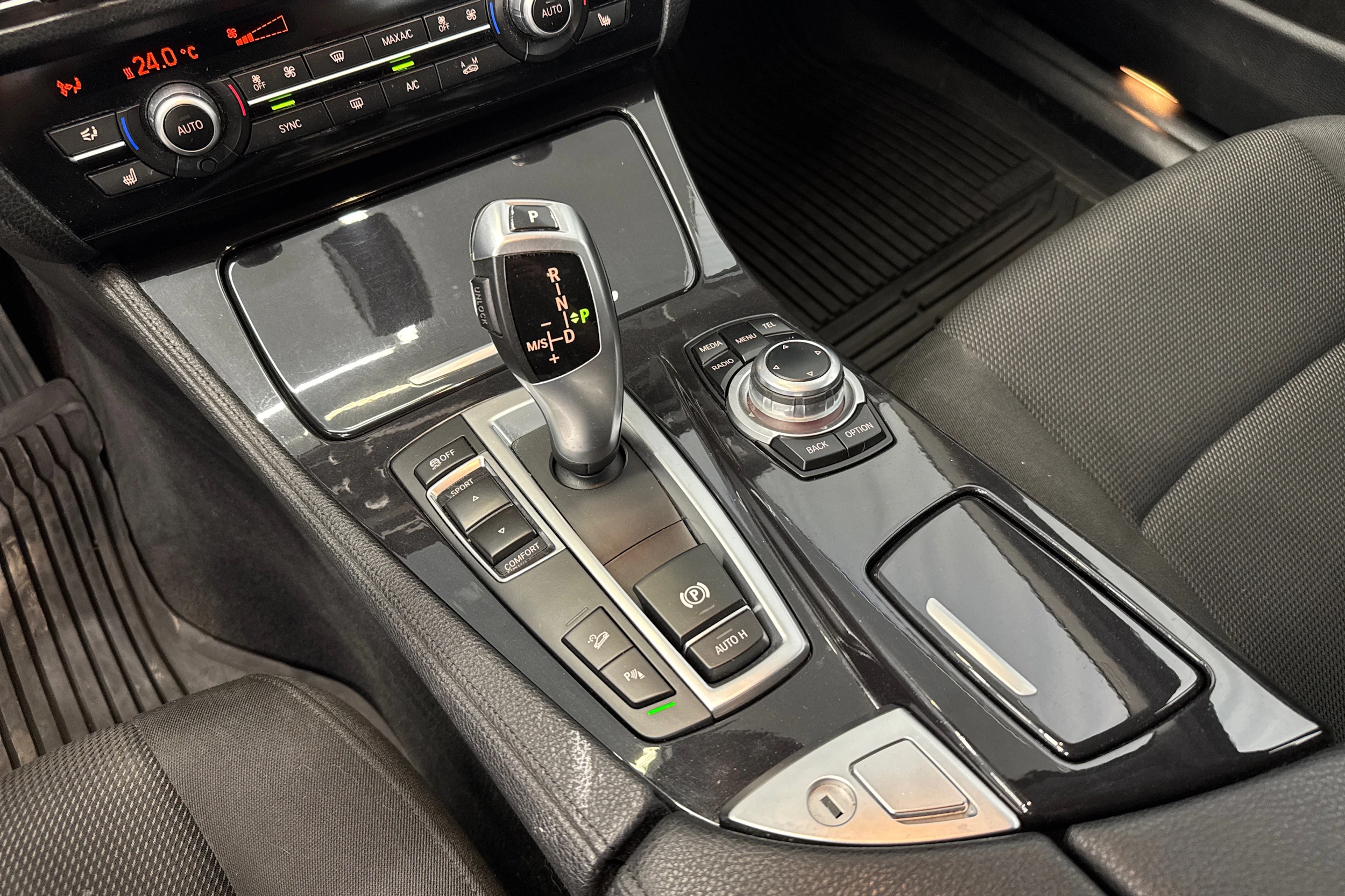valkoinen BMW 520 2015 kuva 15.