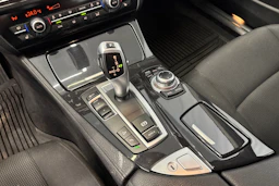 valkoinen BMW 520 2015 kuva 15.