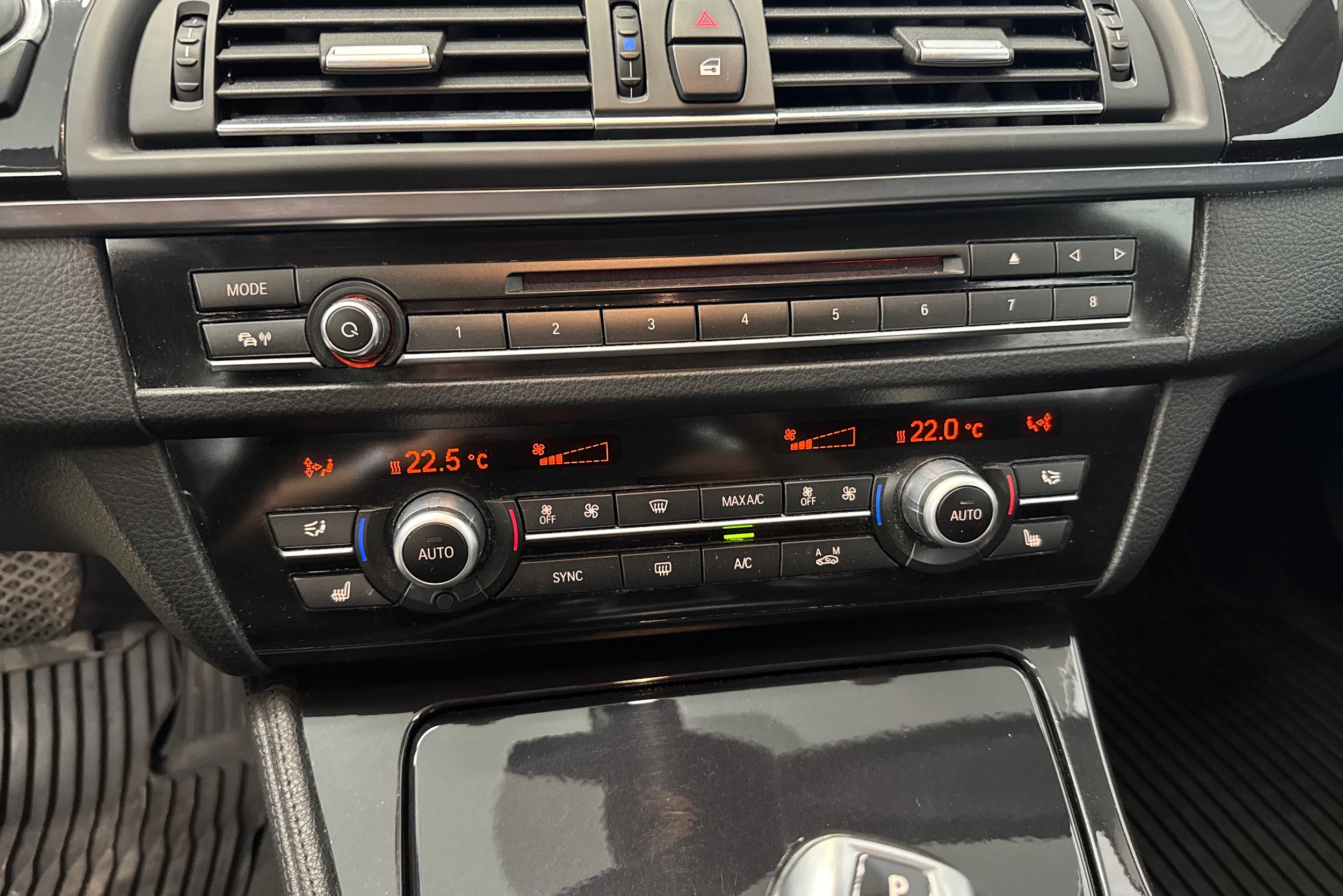 valkoinen BMW 520 2015 kuva 16.