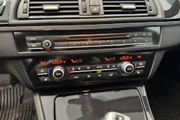 valkoinen BMW 520 2015 kuva 16.