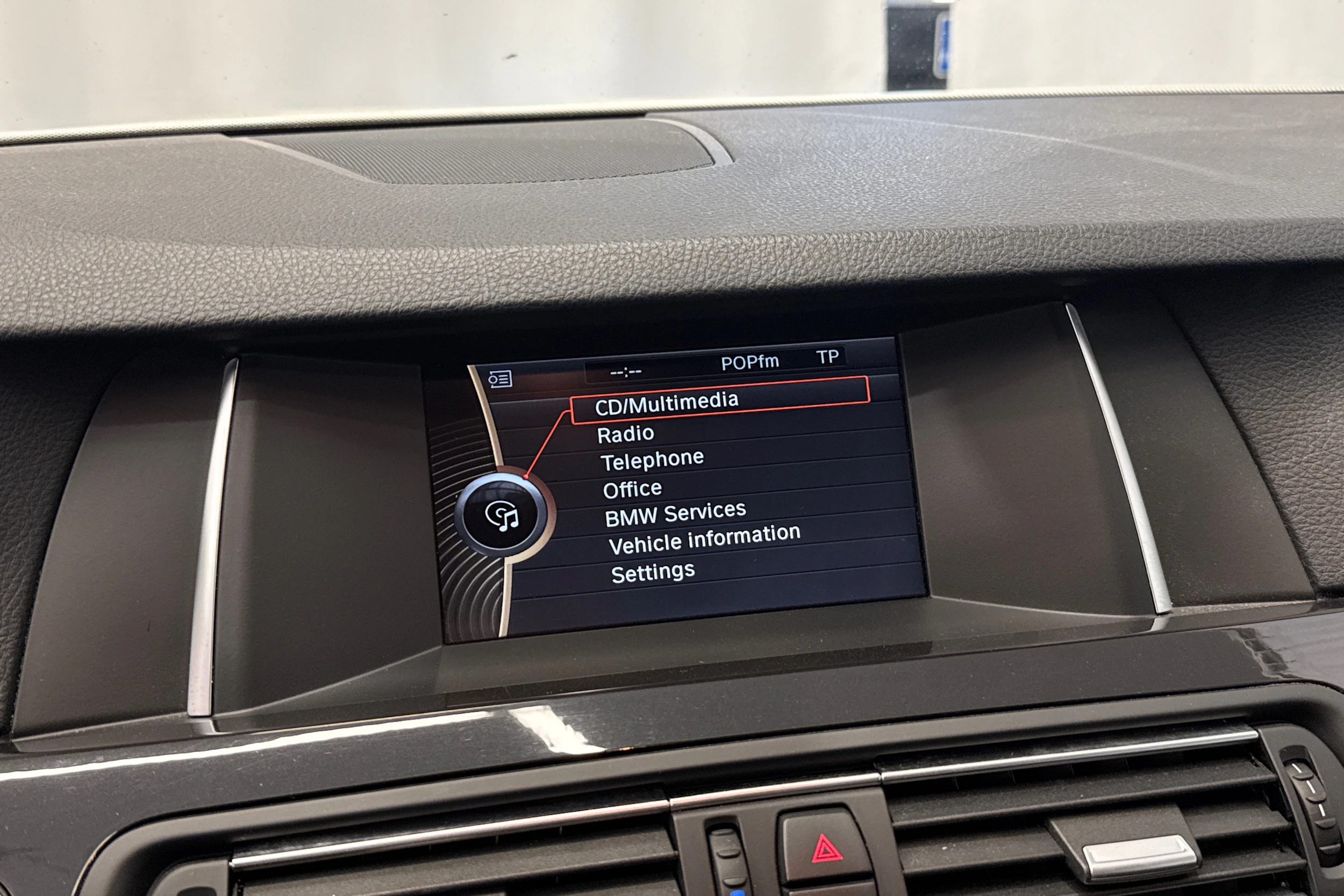valkoinen BMW 520 2015 kuva 17.