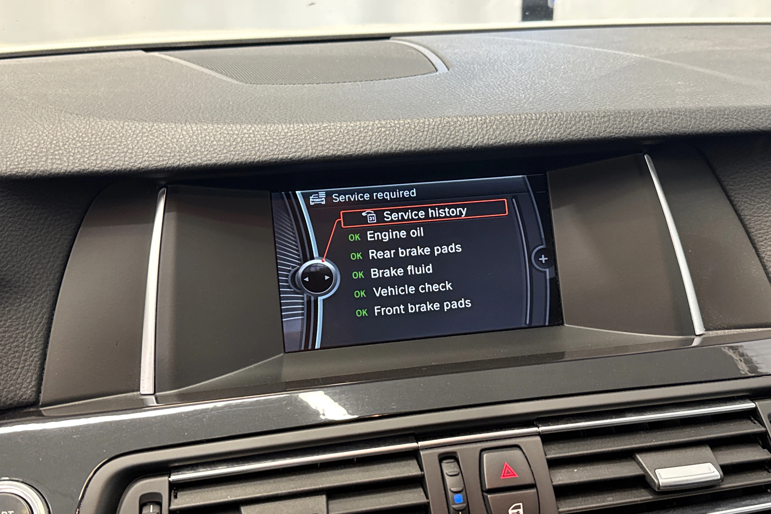 valkoinen BMW 520 2015 kuva 18.