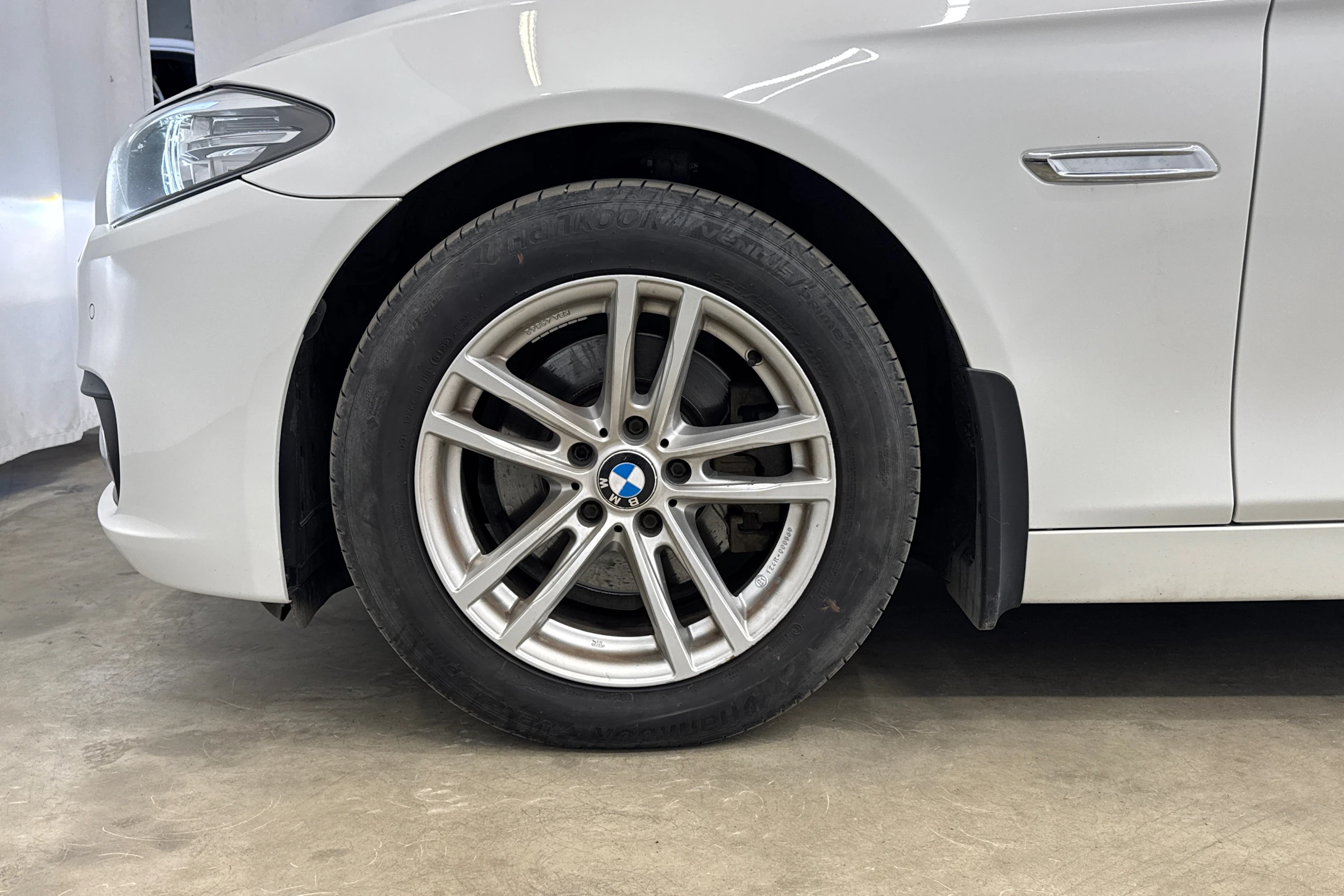 valkoinen BMW 520 2015 kuva 22.