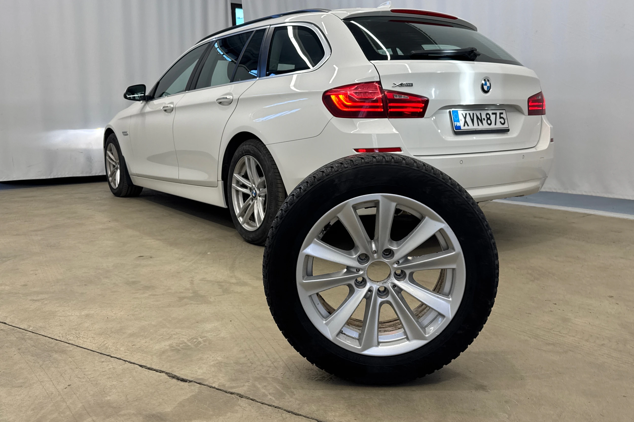 valkoinen BMW 520 2015 kuva 23.