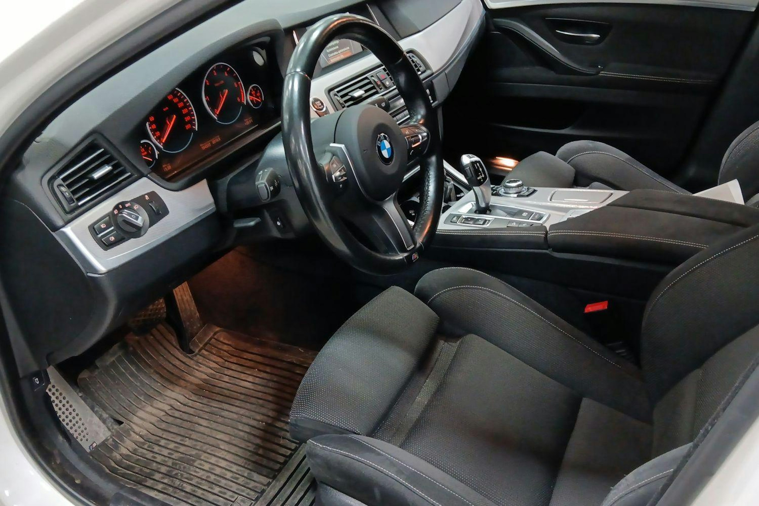 valkoinen BMW 520 2016 kuva 3.