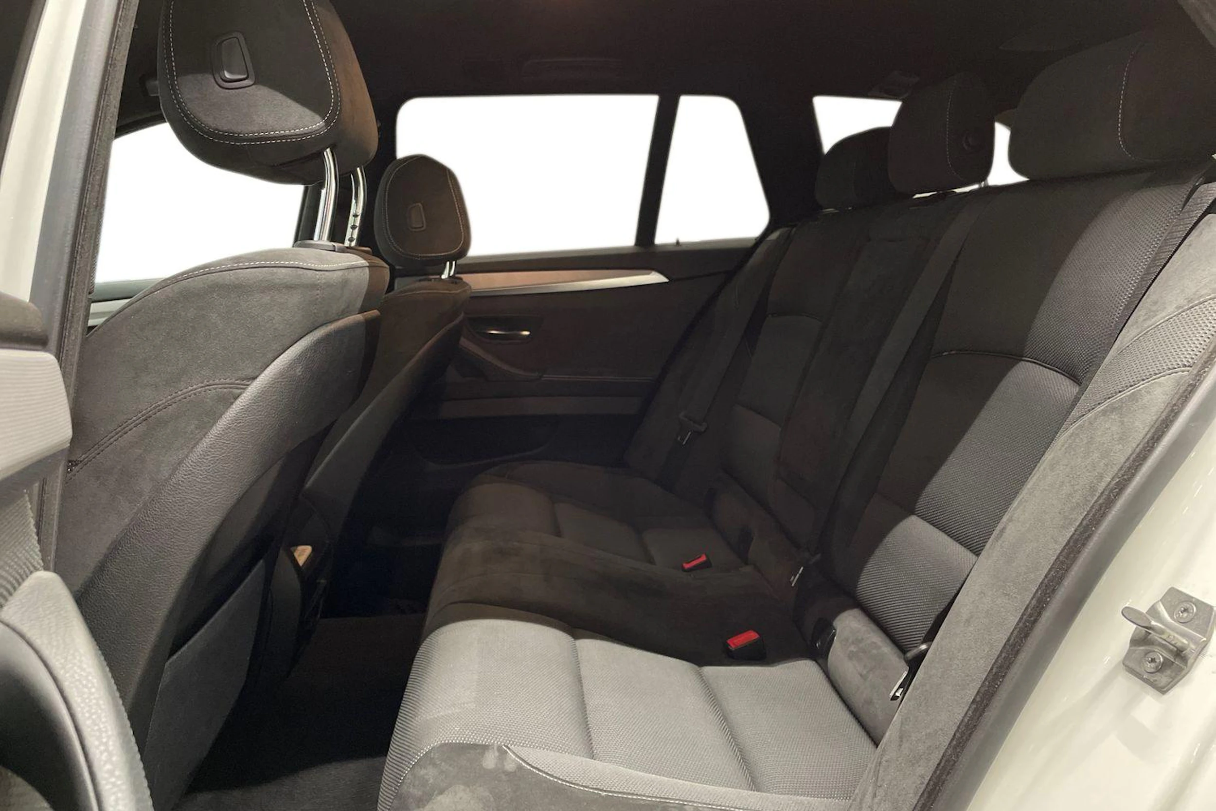 valkoinen BMW 520 2017 kuva 8.