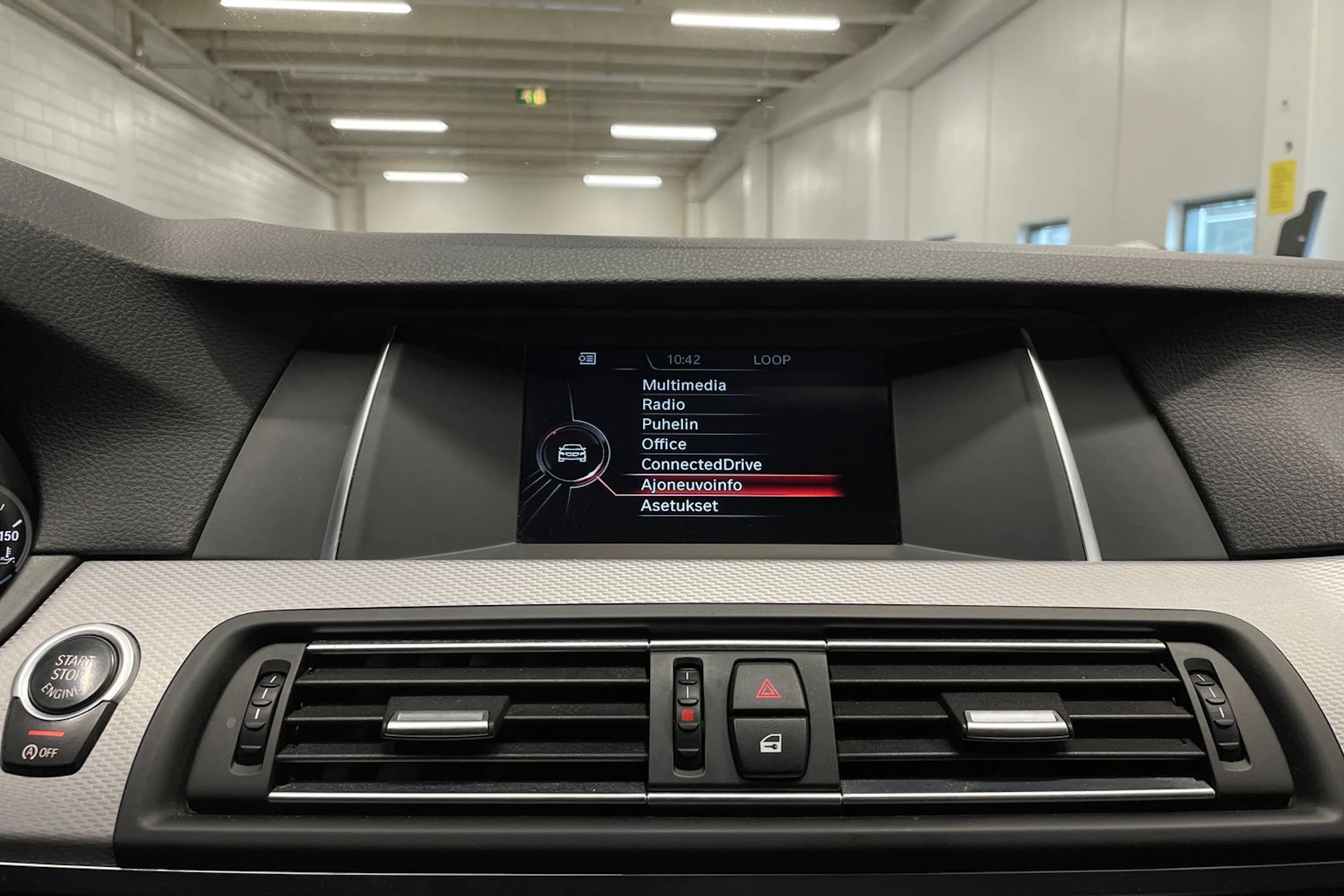 valkoinen BMW 520 2017 kuva 14.