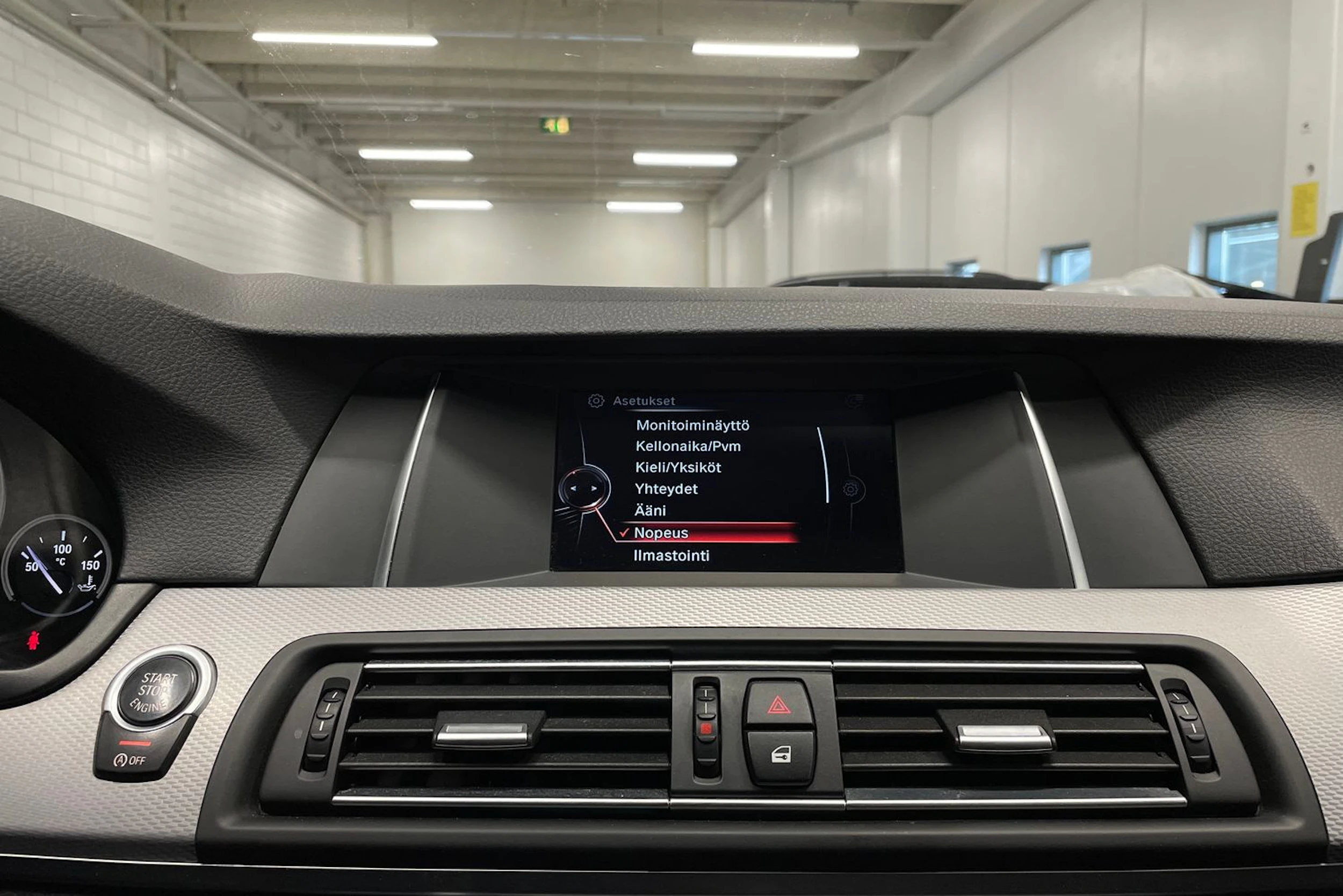 valkoinen BMW 520 2017 kuva 15.