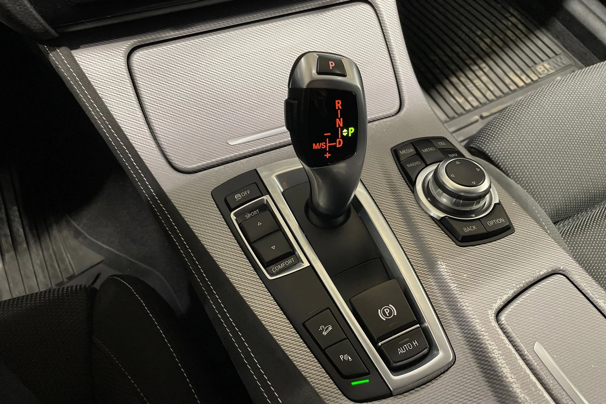 valkoinen BMW 520 2017 kuva 17.