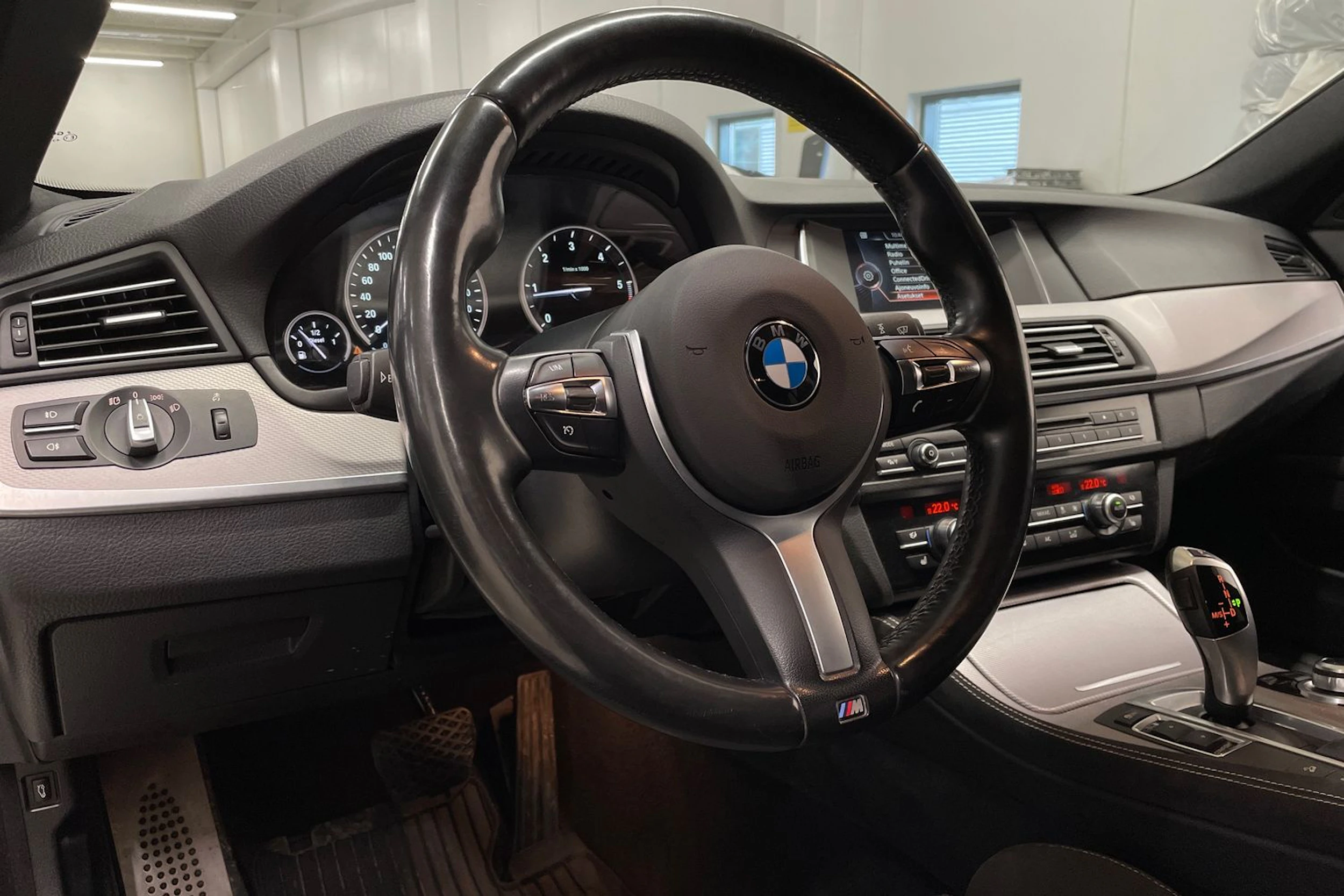 valkoinen BMW 520 2017 kuva 22.