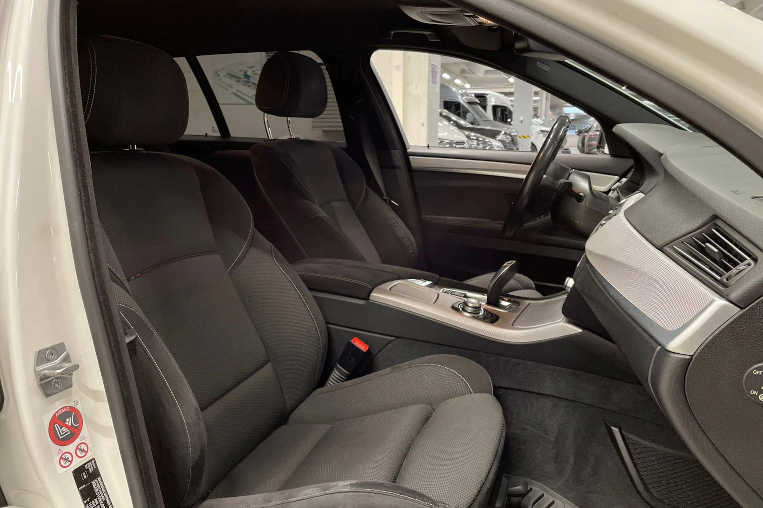 valkoinen BMW 520 2017 kuva 23.