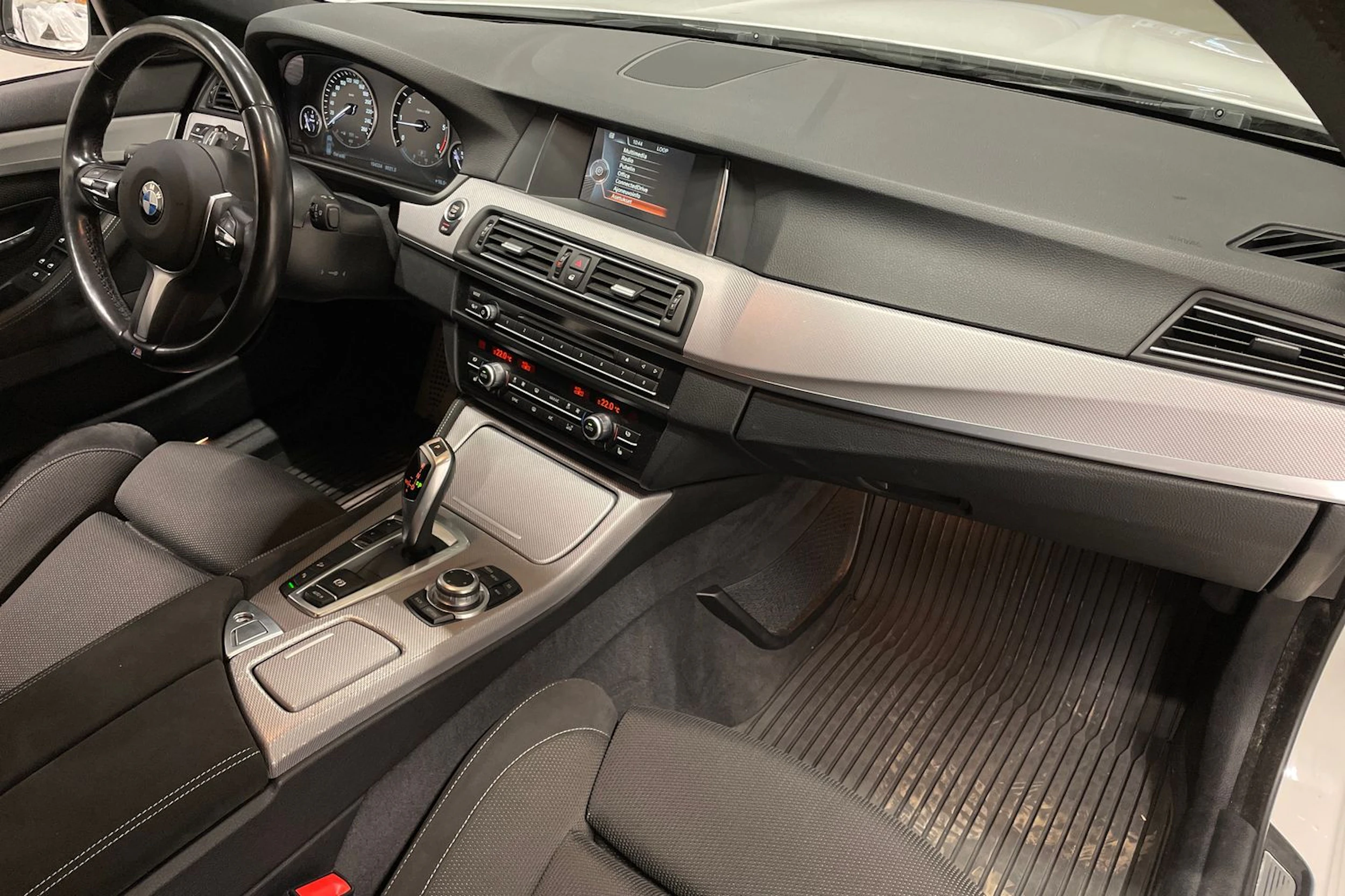 valkoinen BMW 520 2017 kuva 24.