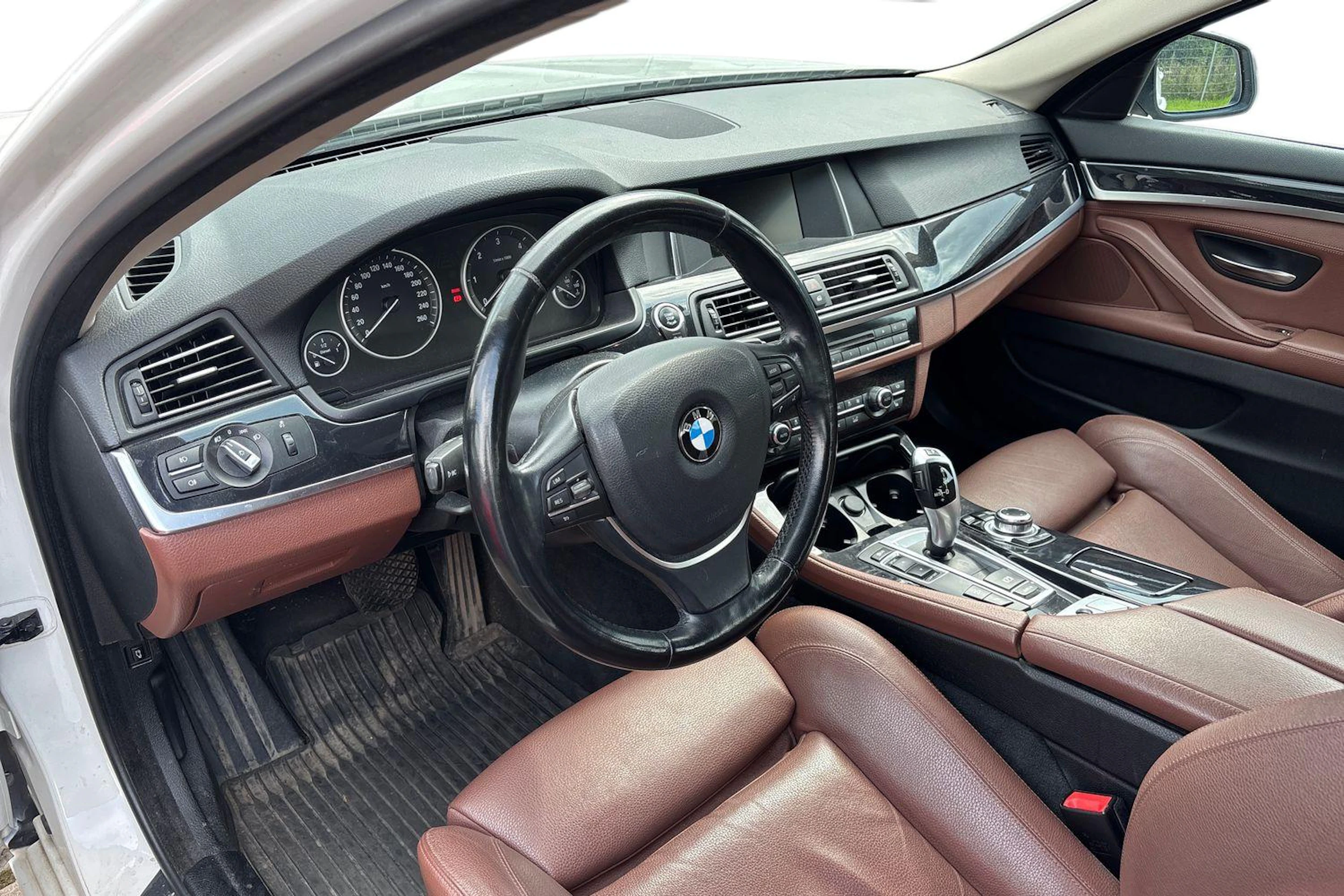 valkoinen BMW 520 2016 kuva 3.