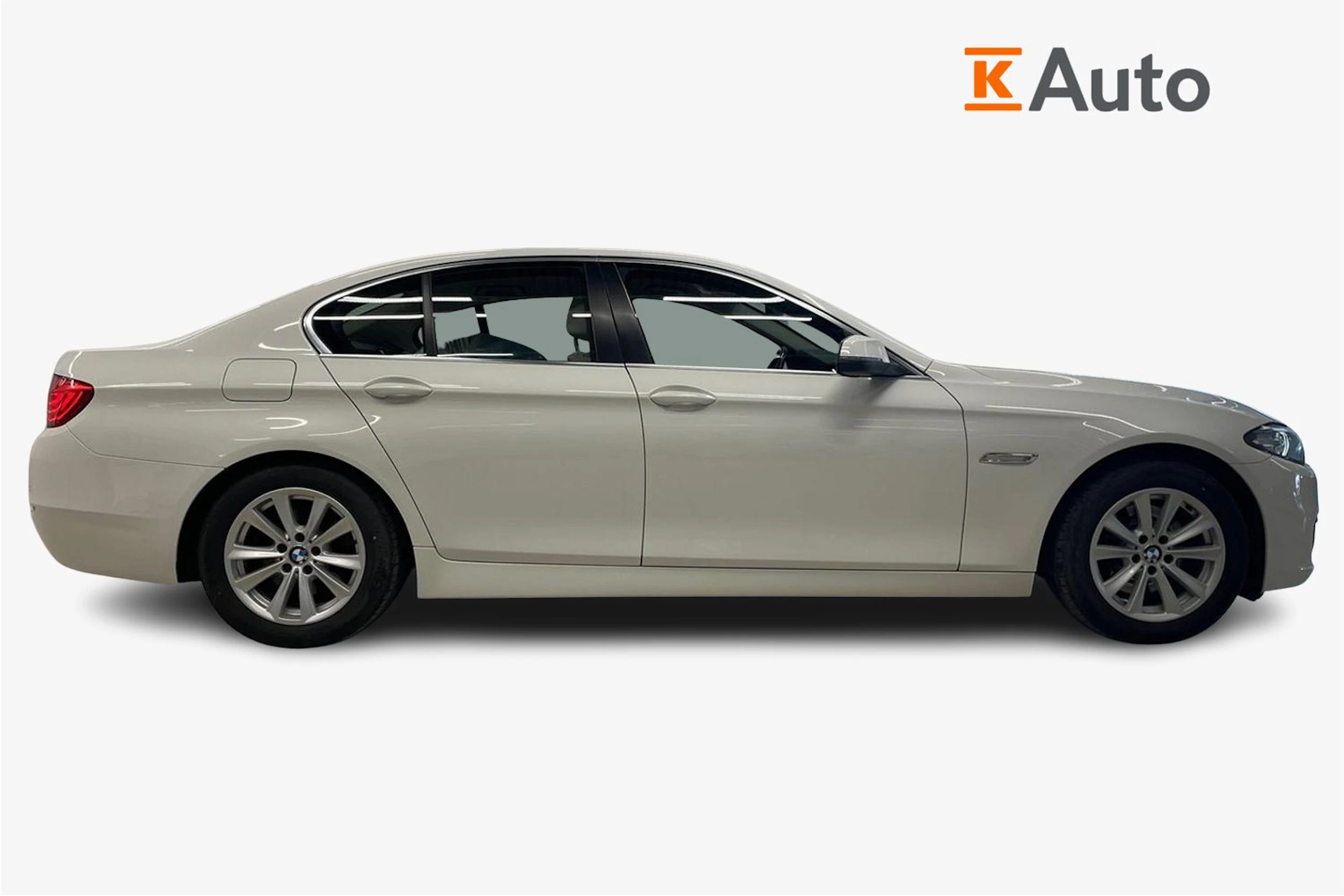 valkoinen BMW 520 2016 kuva 5.