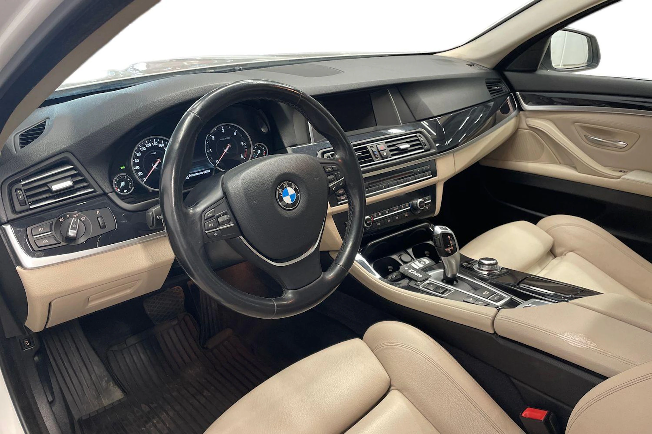 valkoinen BMW 520 2016 kuva 6.